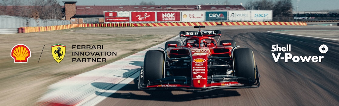 Un coche de carreras de fórmula 1 sobre un fondo blanco al lado del texto: Shell V-Power Nueva Formulacion