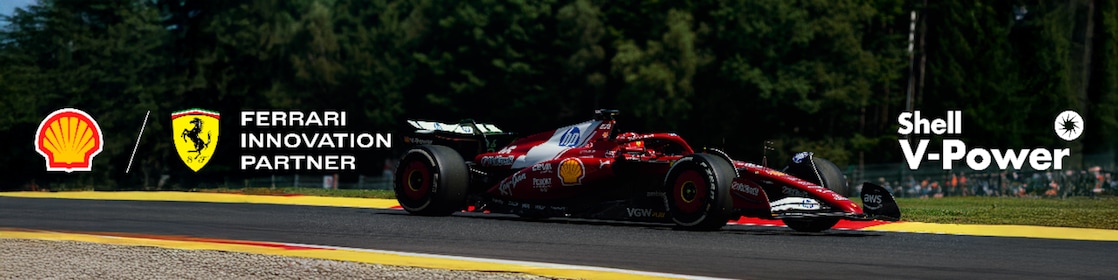 Auto Ferrari F1 corriendo en pista