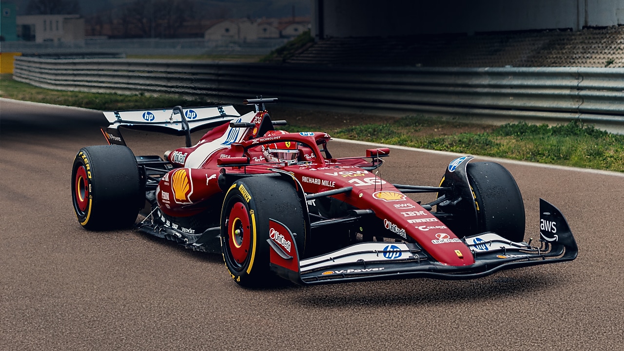 Auto Ferrari F1 corriendo en pista