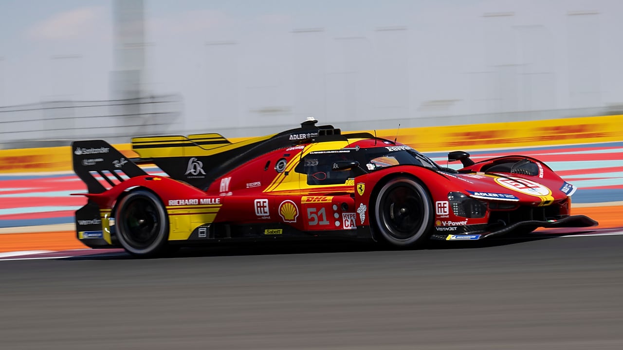 Istvan Kapitany y Benedetto Vigna adelante de una Ferrari 499P