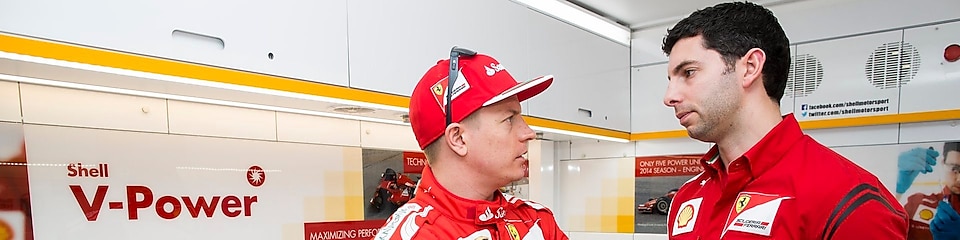 Kimi Raikkonen and Guy Lovett in discussion in the Ferrari tech lab, Shell V-Power logo in the background