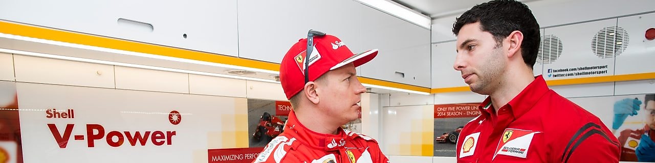 Kimi Raikkonen and Guy Lovett in discussion in the Ferrari tech lab, Shell V-Power logo in the background