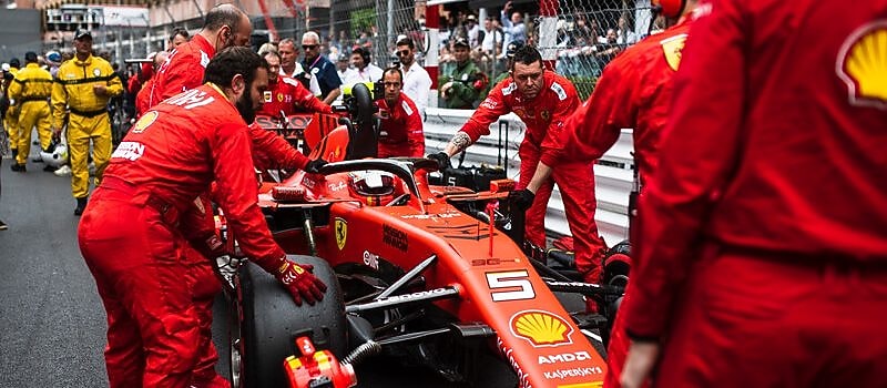 Kimi Raikkonen and Guy Lovett in discussion in the Ferrari tech lab, Shell V-Power logo in the background