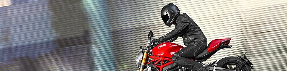 Hombre andando una moto que usa aceite de alta calidad para motor de motocicleta
