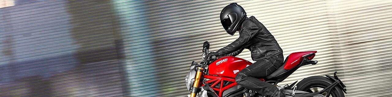 Hombre andando una moto que usa aceite de alta calidad para motor de motocicleta