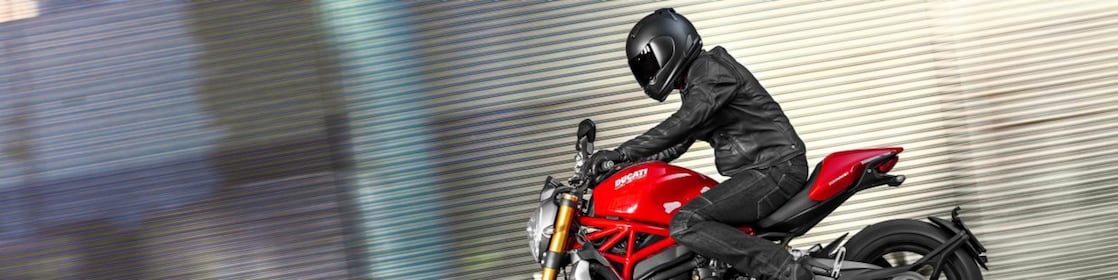 Hombre andando una moto que usa aceite de alta calidad para motor de motocicleta