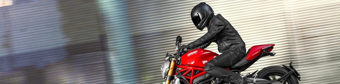 Hombre andando una moto que usa aceite de alta calidad para motor de motocicleta