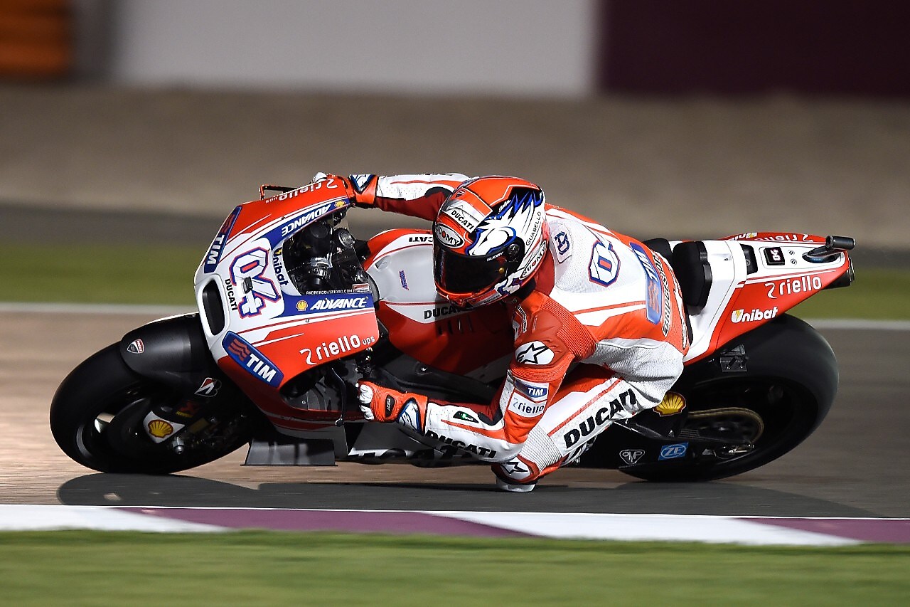 piloto de Ducati andando en una moto