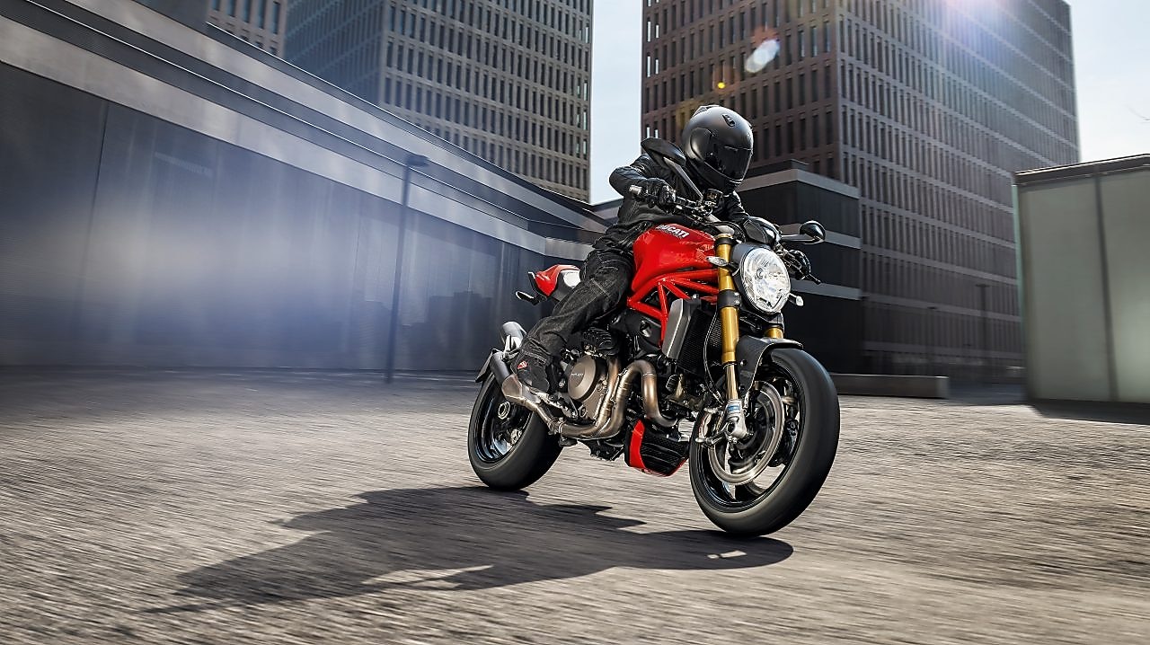 piloto de alta competición manejando una moto