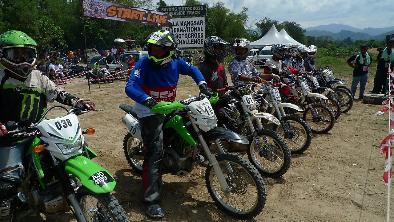 Motos de motocross alineadas al inicio de una carrera