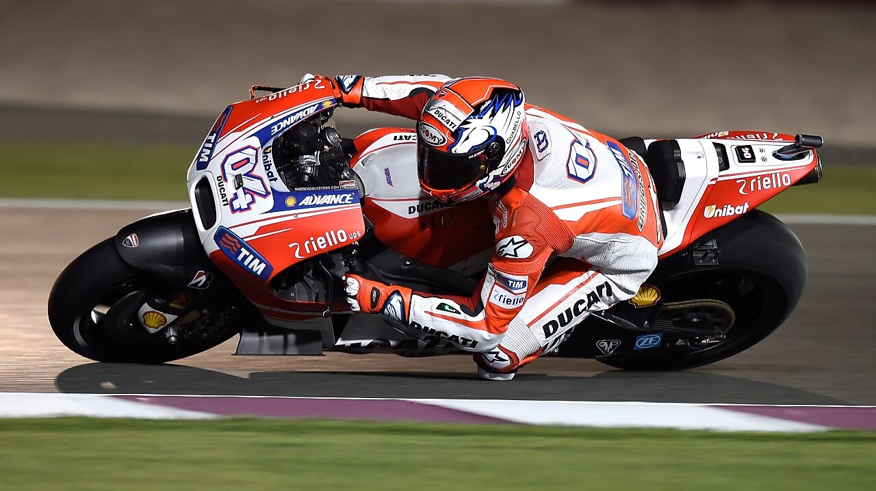 piloto de Ducati andando en una moto