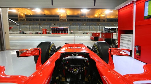 Ferrari dentro de un garaje cerca de una pista