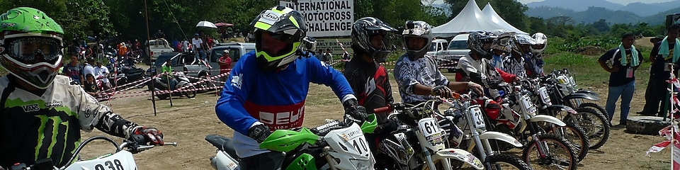 Motos de motocross alineadas al inicio de una carrera