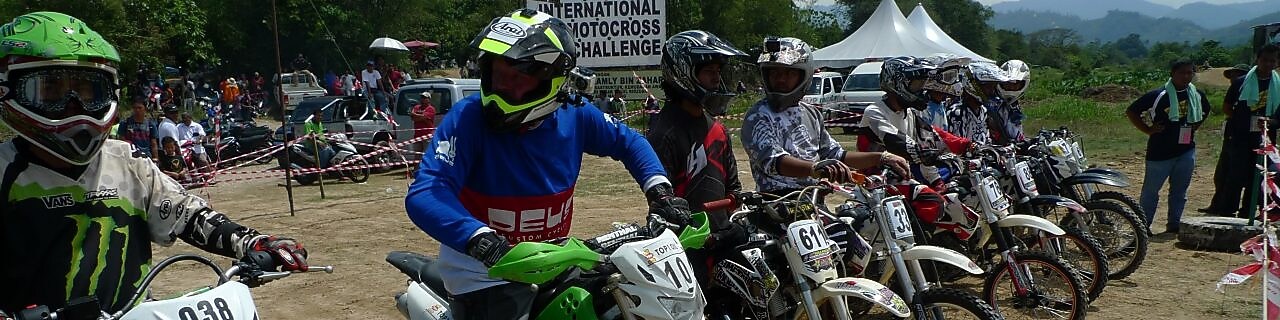 Motos de motocross alineadas al inicio de una carrera