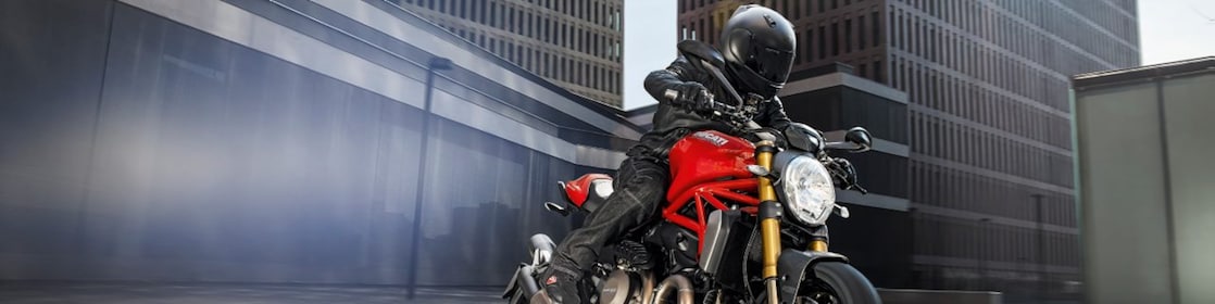 piloto de alta competición manejando una moto