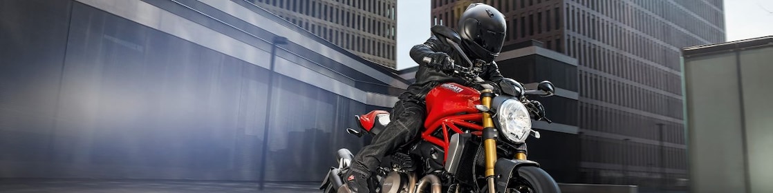 piloto de alta competición manejando una moto