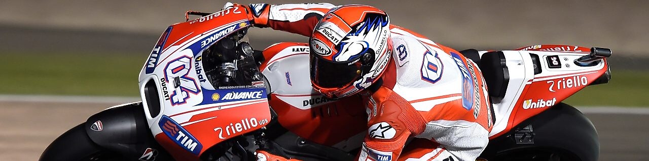 piloto de Ducati andando en una moto