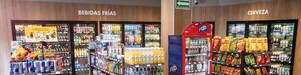 Mujer comprando productos en una tienda Shell Select