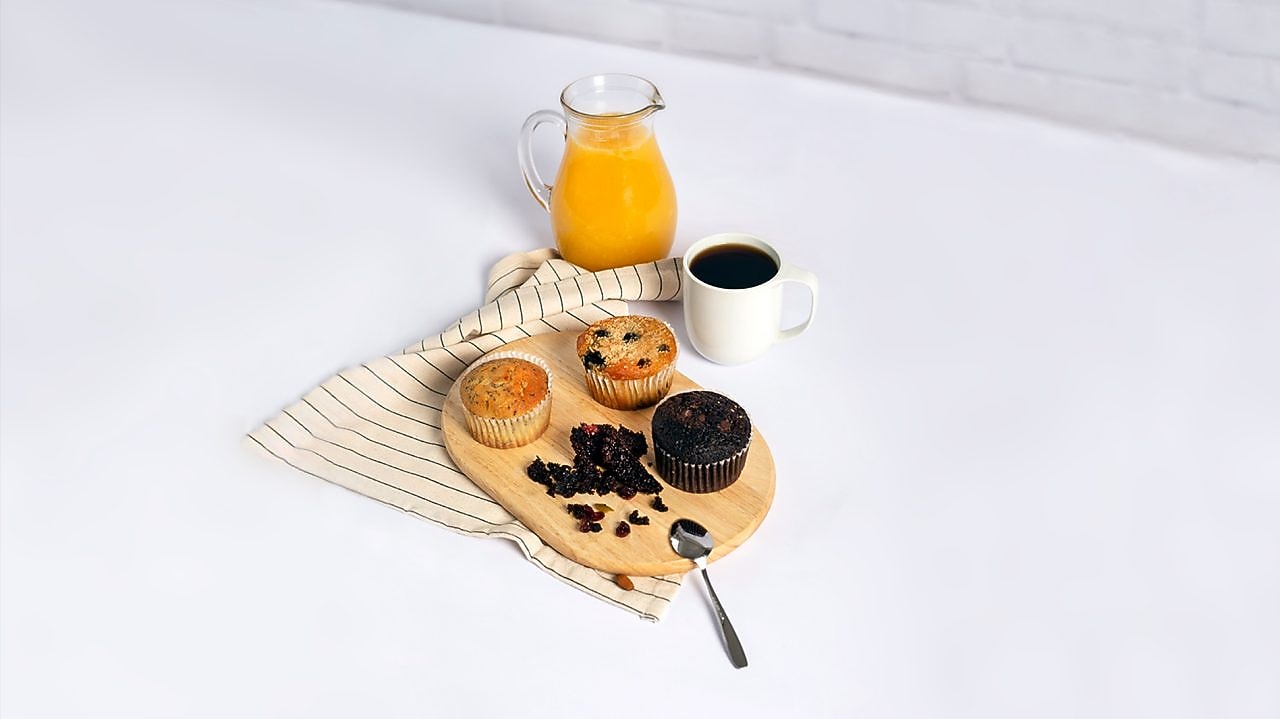 Muffin de vainilla, chocolate y chispas con chocolate