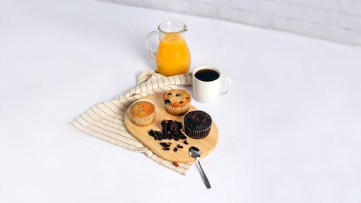 Muffin de vainilla, chocolate y chispas con chocolate