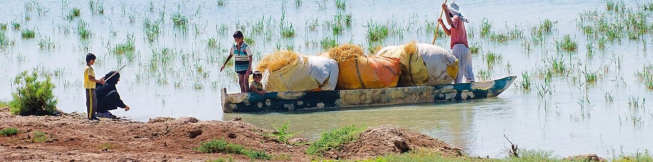Lugareños vadeando las marismas de Mesopotamia, cerca del proyecto Majnoon en Irak