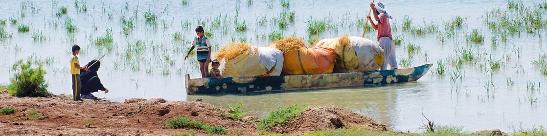 Lugareños vadeando las marismas de Mesopotamia, cerca del proyecto Majnoon en Irak