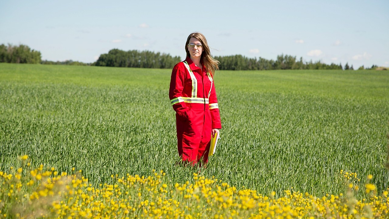 Empleada en un campo cercano a un pozo de inyección de CO2 Quest al noreste de Edmonton, en Alberta (Canadá)