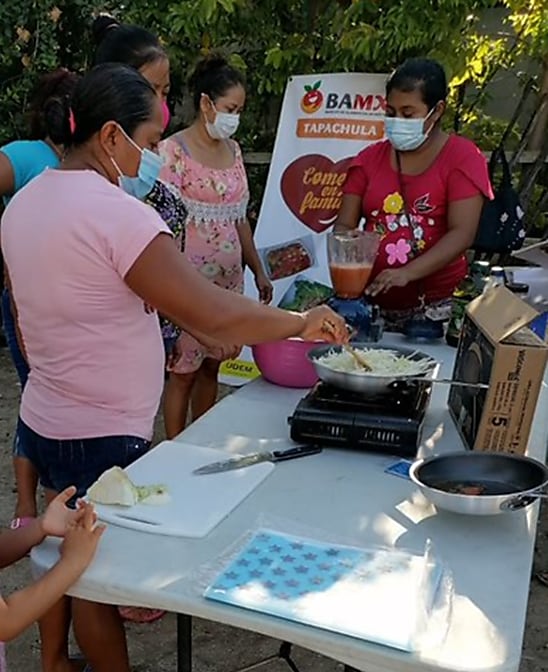 Entrega de paquete de alimentos a beneficiaria en Andrés García en Paraíso, Tabasco. Fotografía con fines informativos. Fuente: BAMX, 2021.