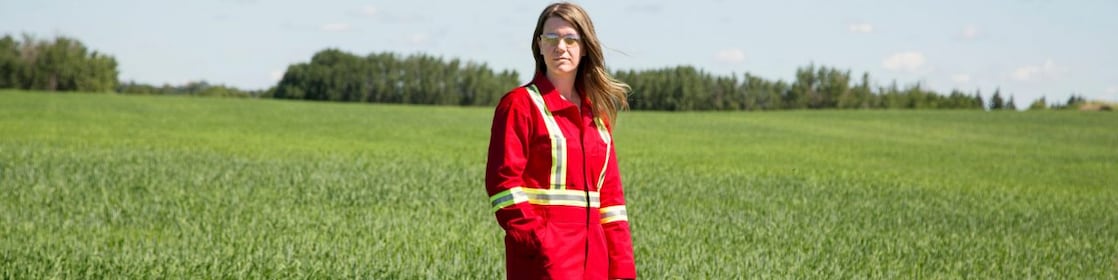 Empleada en un campo cercano a un pozo de inyección de CO2 Quest al noreste de Edmonton, en Alberta (Canadá)